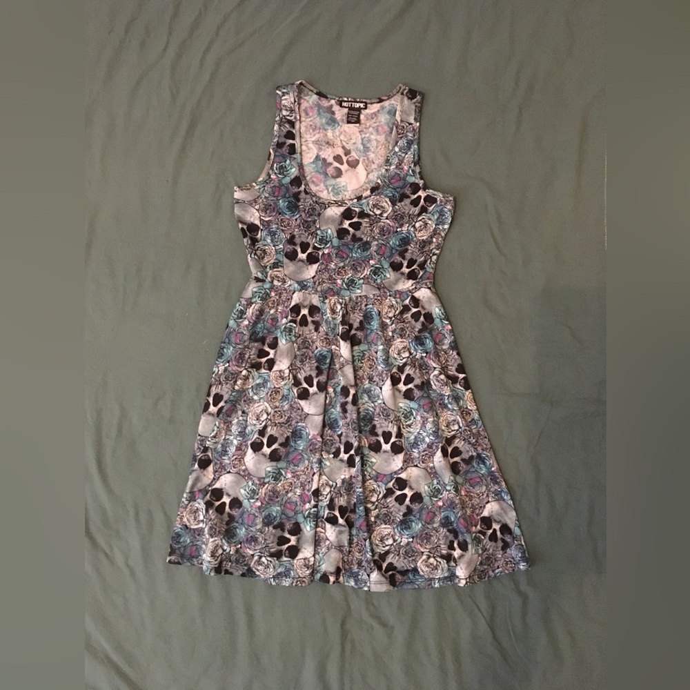 Hot Topic multicoloured floral dress with skulls. Size: S